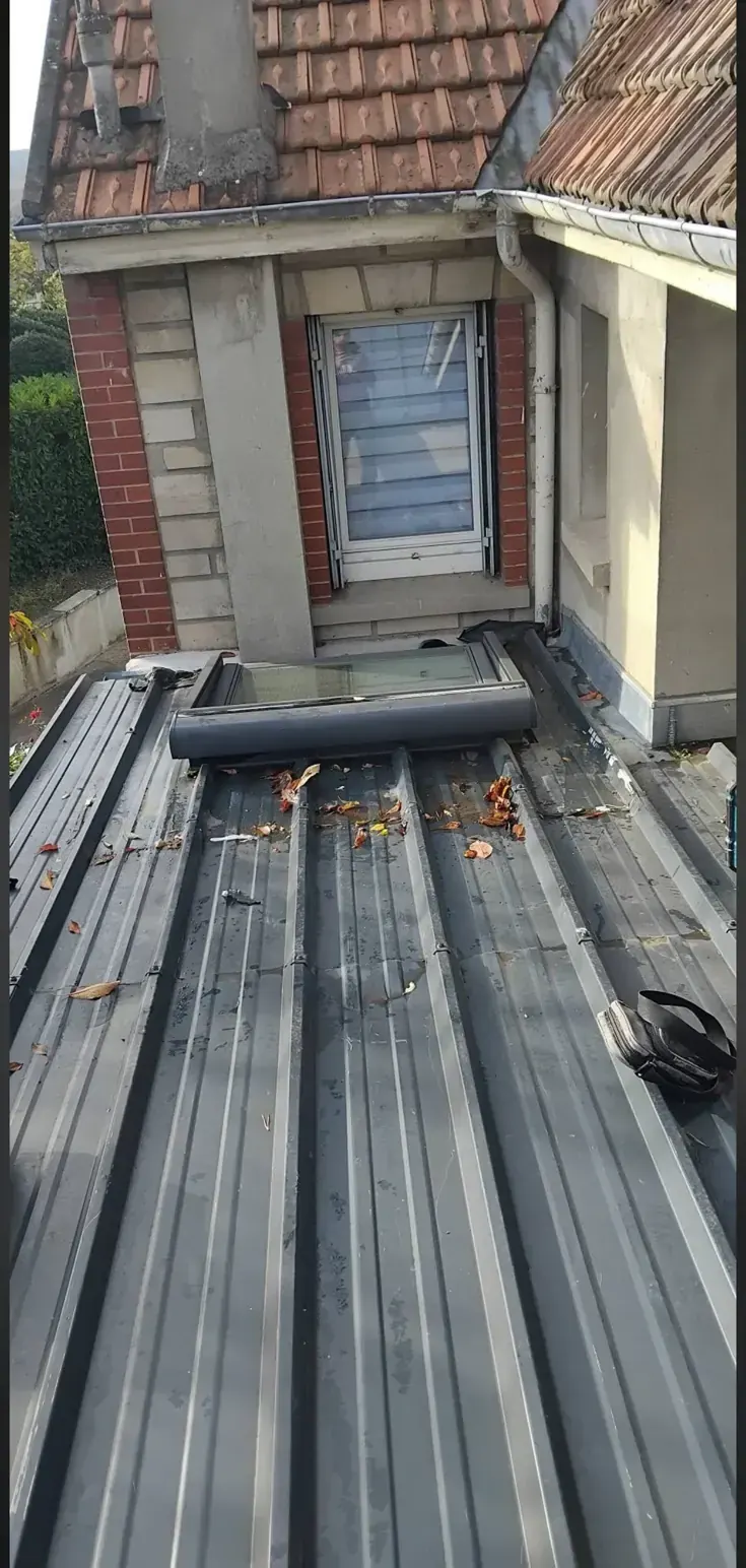 Toiture en bac acier au pied d’une lucarne