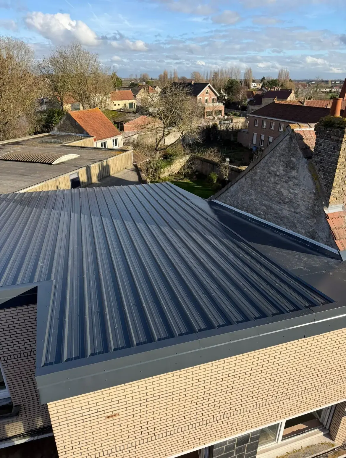 Toiture neuve en bac acier gris anthracite, vue depuis la nacelle