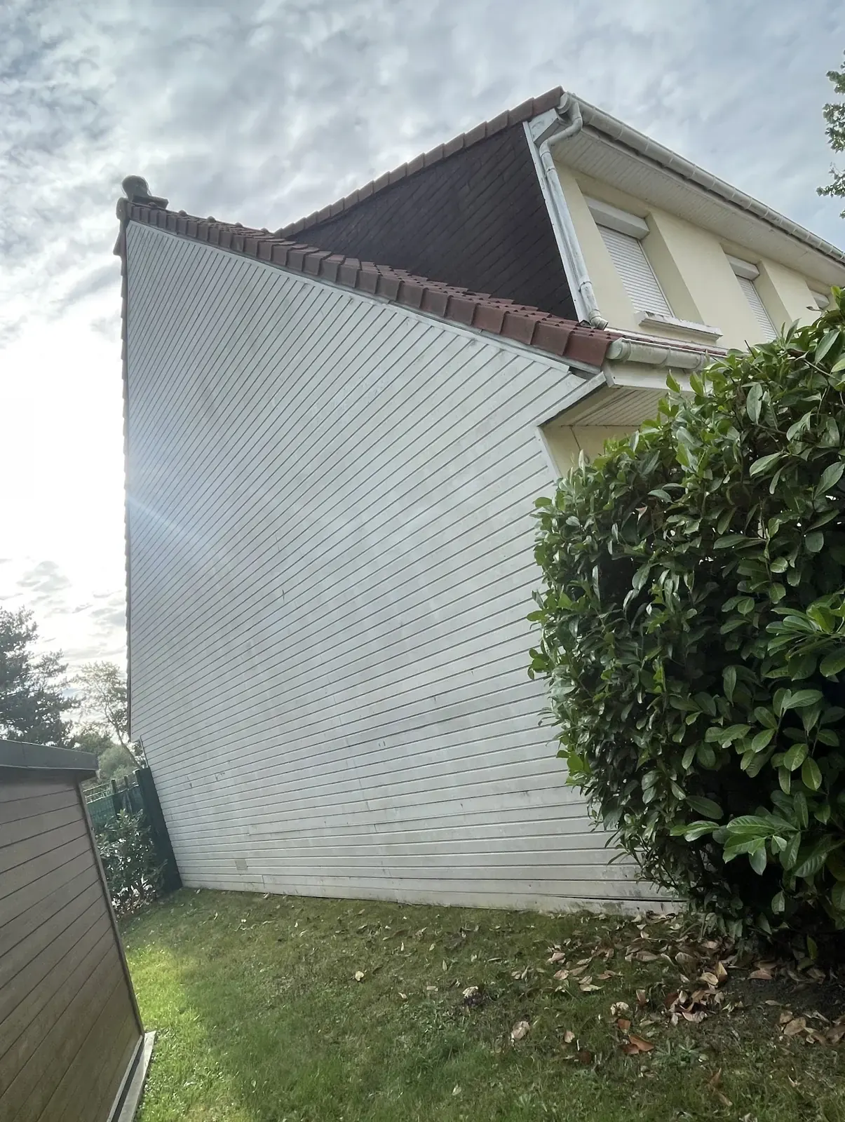 Pignon de maison habillé d’un bardage blanc