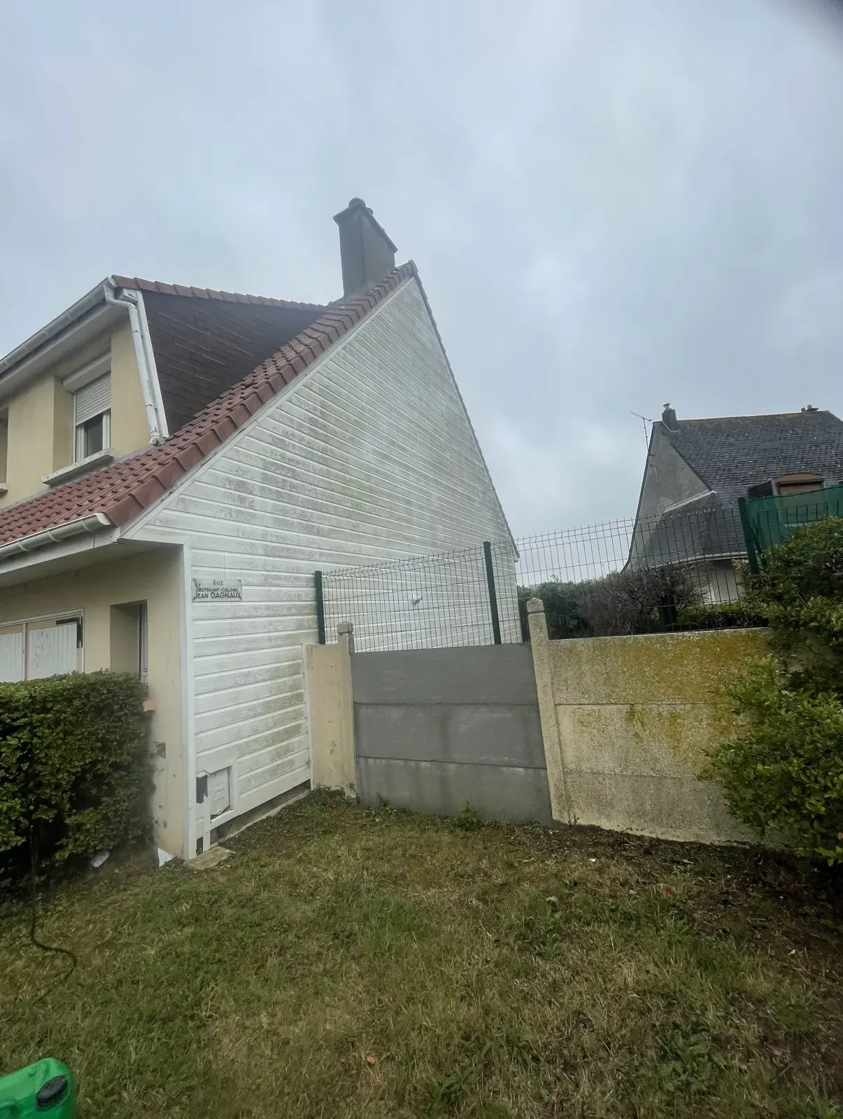 Pignon de maison au bardage blanc après nettoyage