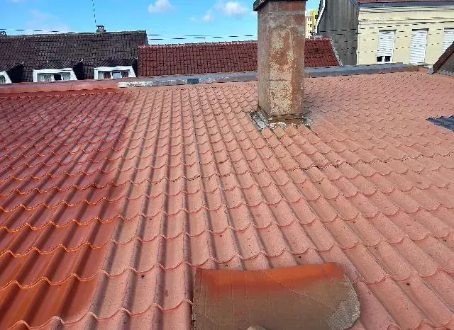 Souche de cheminée sur une toiture en tuiles rouges