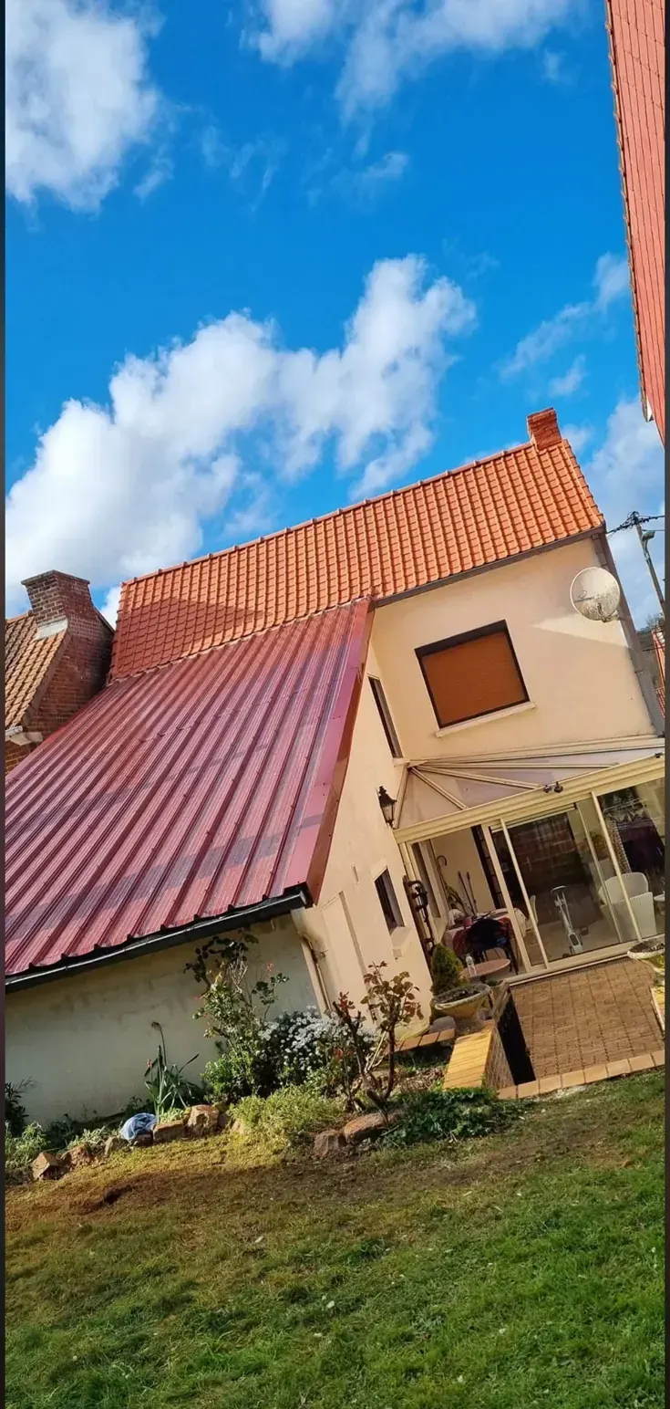 Maison au toit de tuiles rouges, vue depuis le jardin