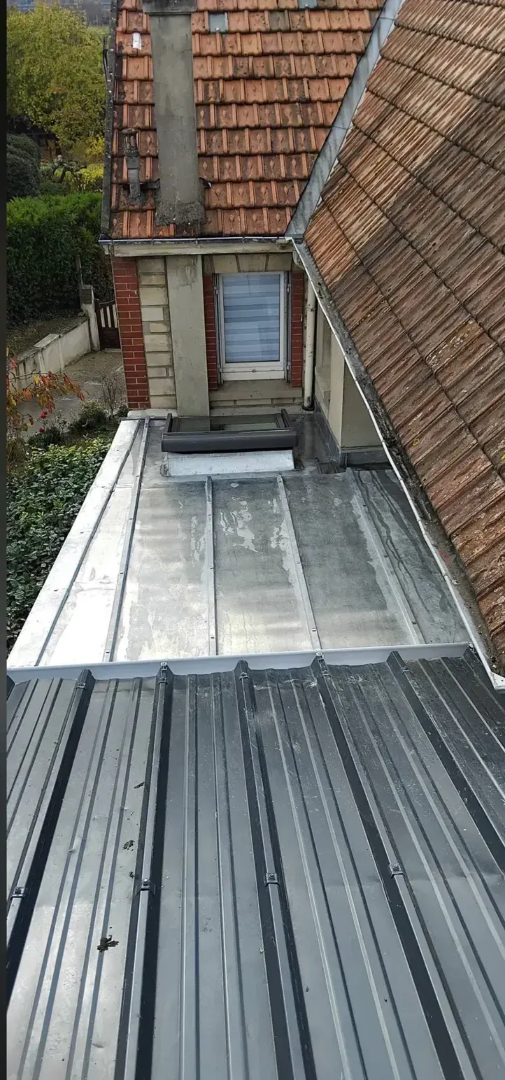 Toit terrasse en bac acier entre deux façades