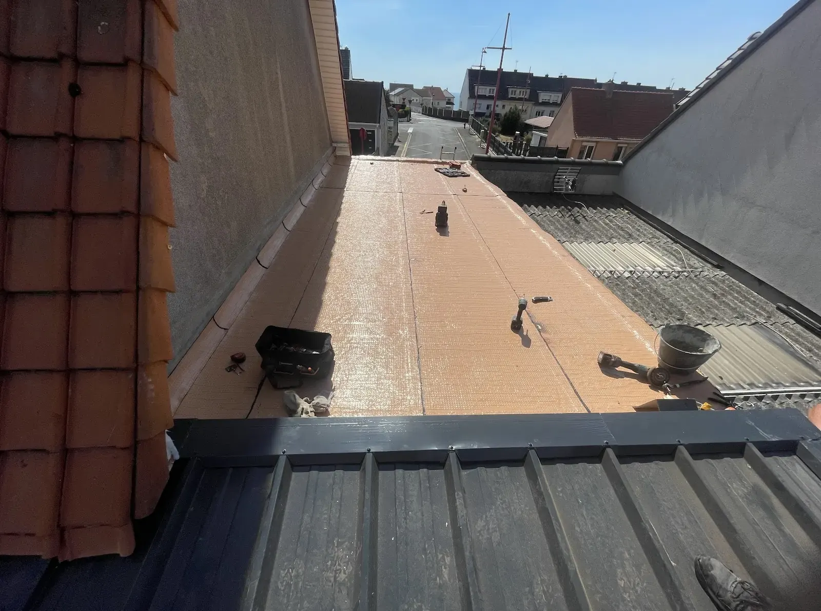 Toit terrasse et habillage en zinc vus depuis la toiture